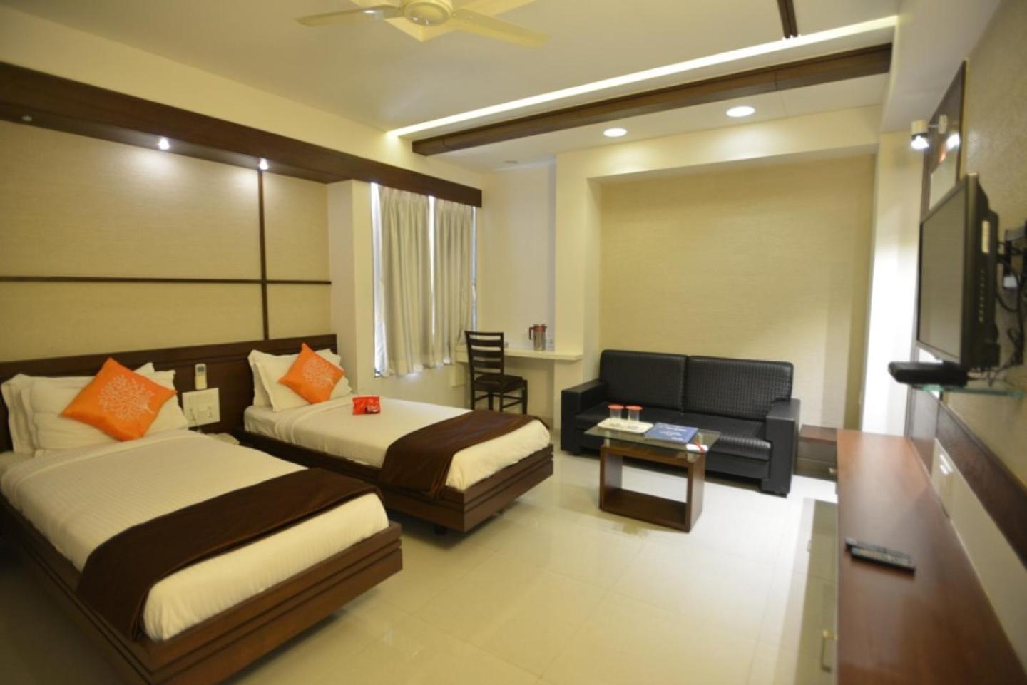 Hotel Marigold Vadodara Bagian luar foto