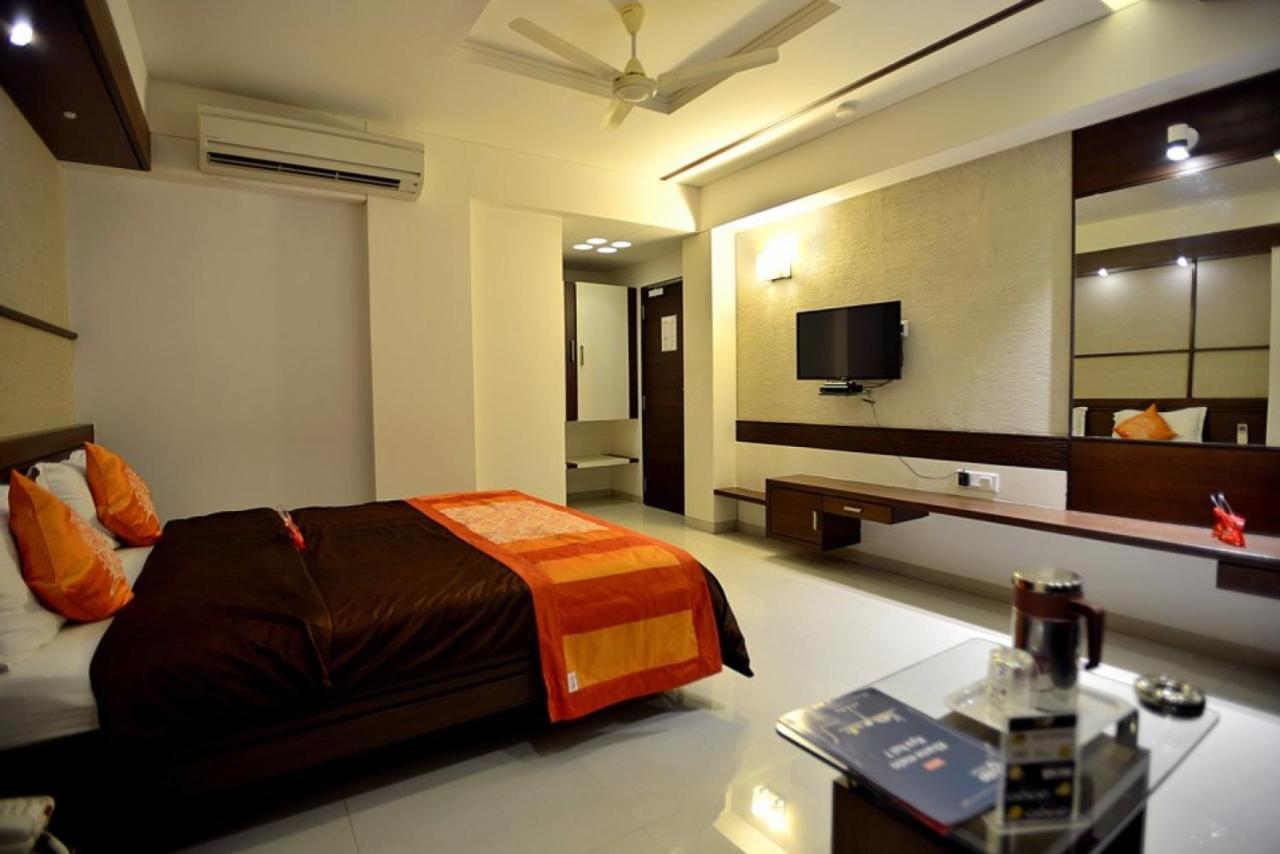 Hotel Marigold Vadodara Bagian luar foto