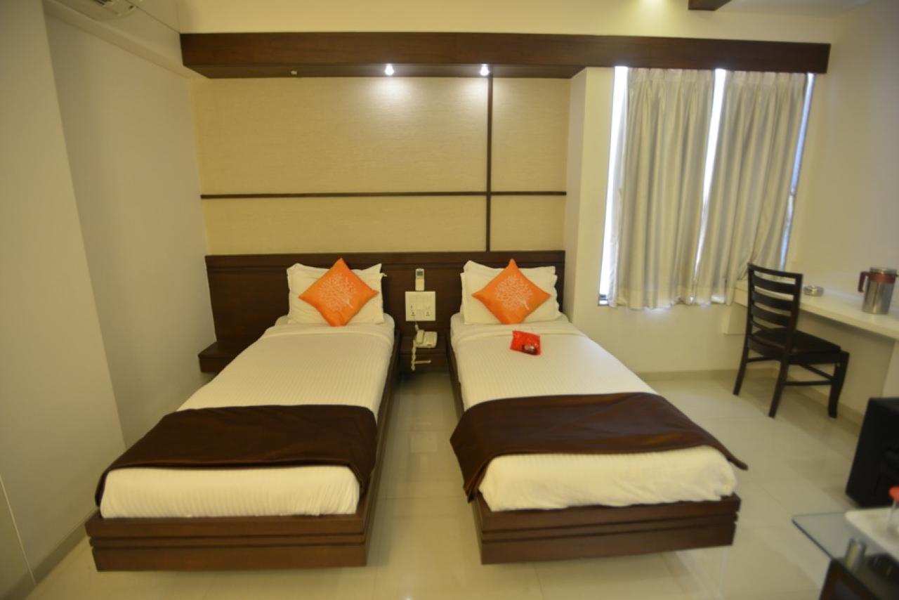 Hotel Marigold Vadodara Bagian luar foto